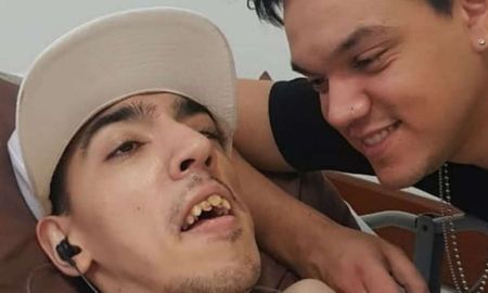 Carlitos tiene una discapacidad psicomotriz.