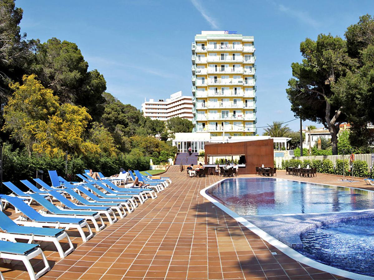 Un turista se emborrachó, quiso entrar al hotel desde el balcón y ocurrió lo mejor