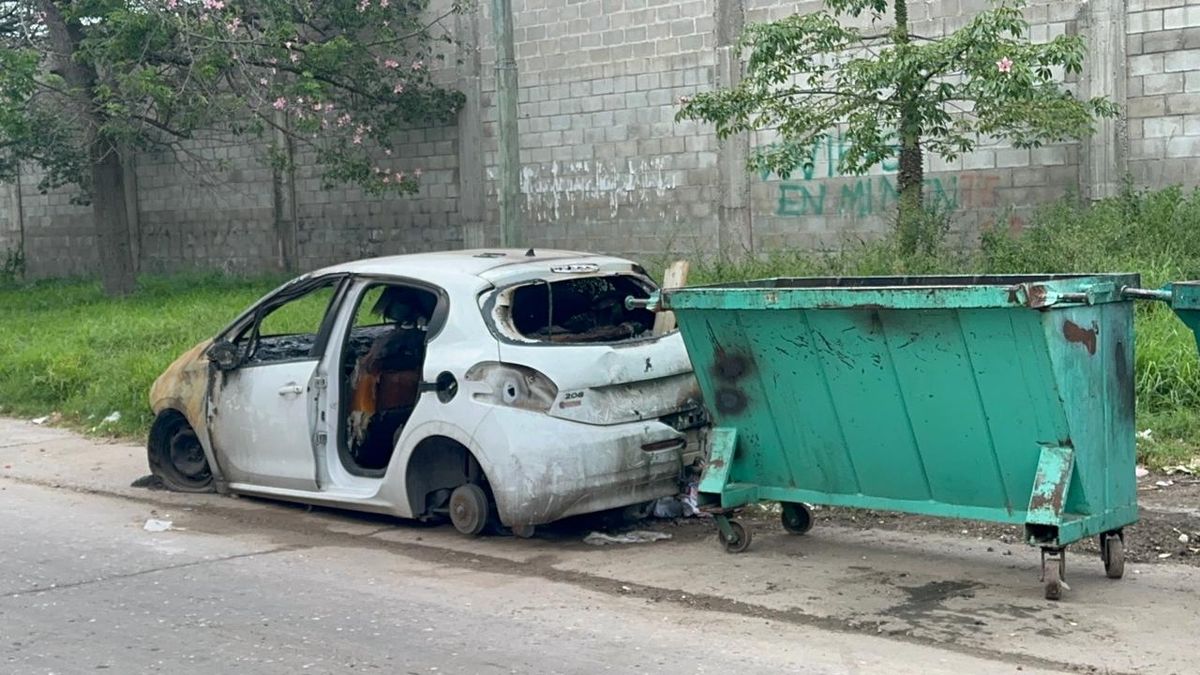 En el lugar también hay un auto incendiado y abandonado. En el lugar también hay un auto incendiado y abandonado.