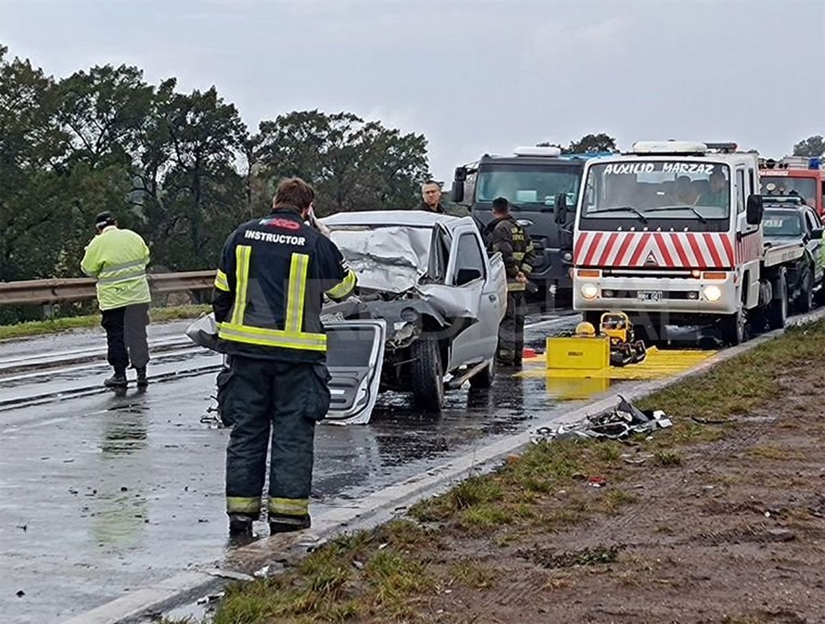 En el lugar del accidente se montó un operativo de ordenamiento vehicular.