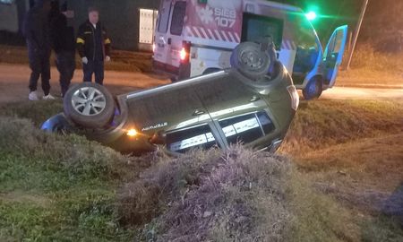 Una ambulancia del 107 asistió a uno de los ocupantes. Una ambulancia del 107 asistió a uno de los ocupantes.