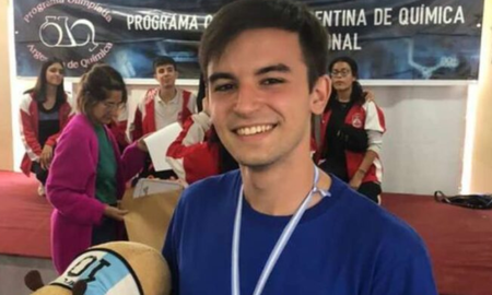 Agustín Boutet quedo seleccionado para ser uno de los representantes de Argentina en las Olimpiadas de Química y busca incentivar a más jóvenes que se involucren en seguir aprendiendo. Agustín Boutet quedo seleccionado para ser uno de los representantes de Argentina en las Olimpiadas de Química y busca incentivar a más jóvenes que se involucren en seguir aprendiendo.