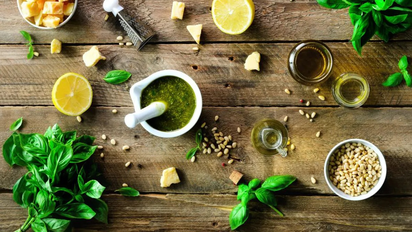 Pesto casero en 5 minutos: el truco italiano para que no se oxide y quede verde brillante