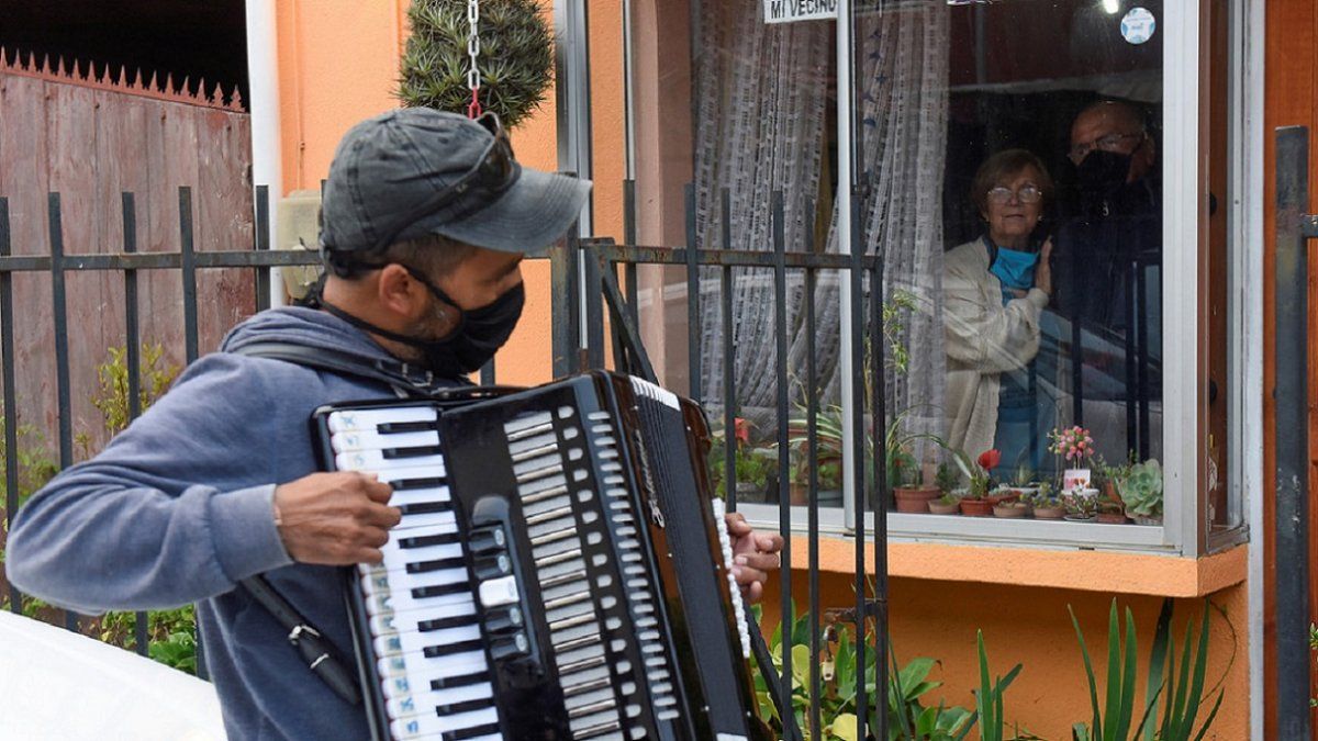 Video: toca el acordeón frente a la ventana de sus padres para que no se depriman en cuarentena
