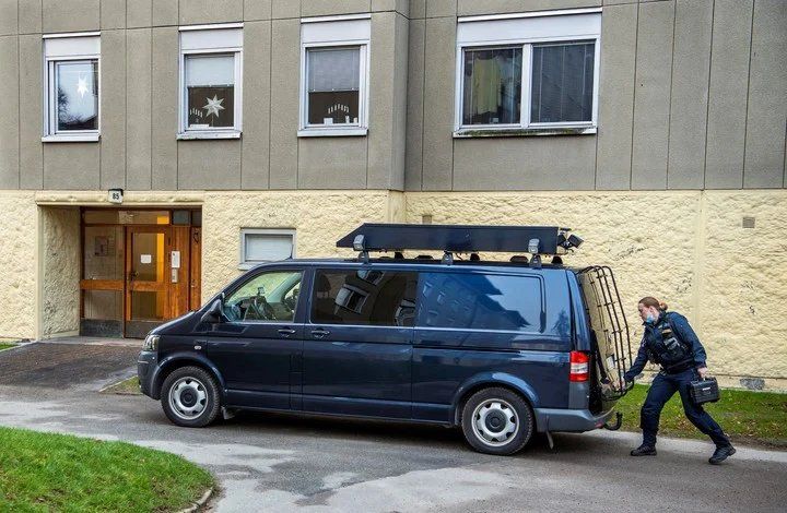 Policías técnicos investigan en el departamento del horror (EFE).