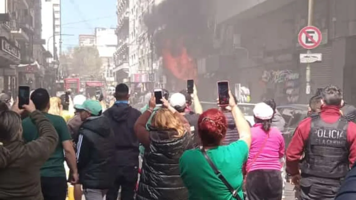 300 evacuados tras un incendio en cuatro locales de barrio Once.