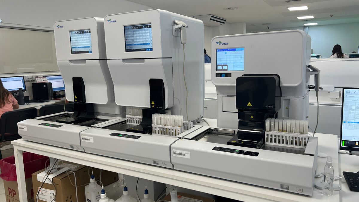 El Sysmex UD-10 es un dispositivo automatizado de imágenes digitales para partículas presentes en orina que forma parte de una solución de urianálisis automatizado en laboratorios clínicos. No es un equipo independiente, sino que se combina con otros analizadores. El Sysmex UD-10 es un dispositivo automatizado de imágenes digitales para partículas presentes en orina que forma parte de una solución de urianálisis automatizado en laboratorios clínicos. No es un equipo independiente, sino que se combina con otros analizadores.