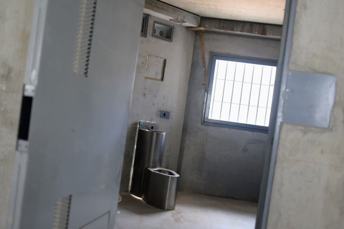 Las celdas estarán destinadas a reclusos de alto perfil como narcos, sicarios y líderes de organizaciones criminales. Las celdas estarán destinadas a reclusos de alto perfil como narcos, sicarios y líderes de organizaciones criminales.