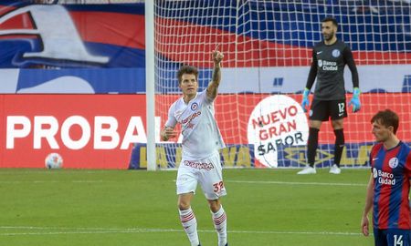 En este partido, el club de Boedo estrenó nueva camiseta que presentó los clásicos bastones rojos y azules, ahora más anchos. En este partido, el club de Boedo estrenó nueva camiseta que presentó los clásicos bastones rojos y azules, ahora más anchos.