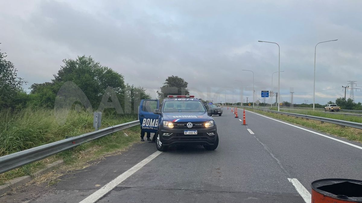 Continúan buscando en las aguas el cuerpo del camionero tras el accidente en la Ruta Nacional 168.