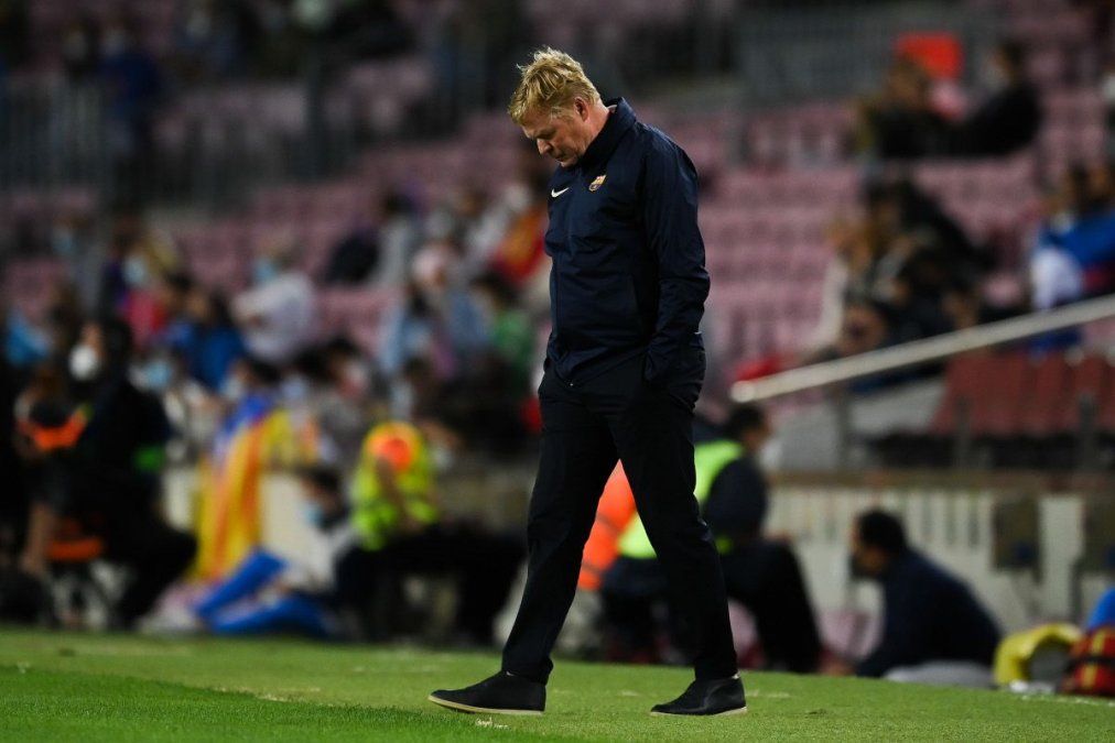 Ronald Koeman fue agredido por hinchas del Barcelona y desde el club prometieron mejorar la seguridad para evitar que se produzcan más episodios como este.
