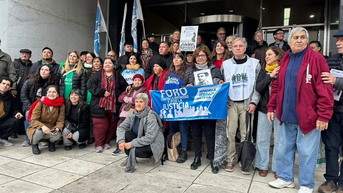 Organismos de derechos humanos, familiares de las víctimas y organizaciones sociales se concentraron frente a los Tribunales Federales de Santa Fe durante la jornada de alegatos de la causa Laguna Paiva II, un juicio histórico que investiga el abandono de niños, niñas y adolescentes como delito de lesa humanidad durante la última dictadura.