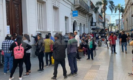 Inscripción al bono de $45.000: hay más de 200 metros de fila frente a Anses. Inscripción al bono de $45.000: hay más de 200 metros de fila frente a Anses.