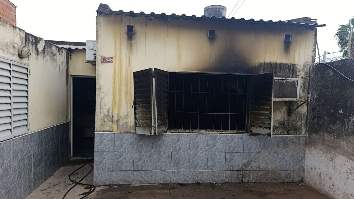 El siniestro ocurrió este lunes por la mañana sobre calle Ignacio Crespo al 7400. Bomberos Zapadores evitaron que las llamas se propagaran.