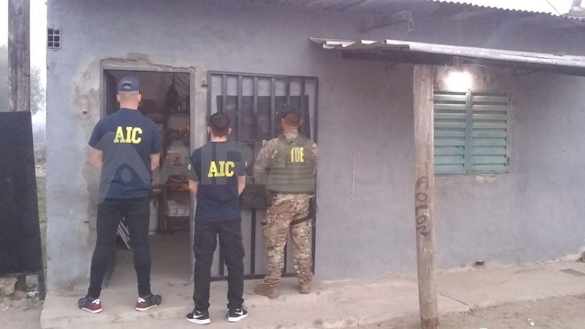 Los allanamientos se realizaron el viernes y permitieron la detención de cuatro sospechosos. Hay dos hombres que permanecen prófugos