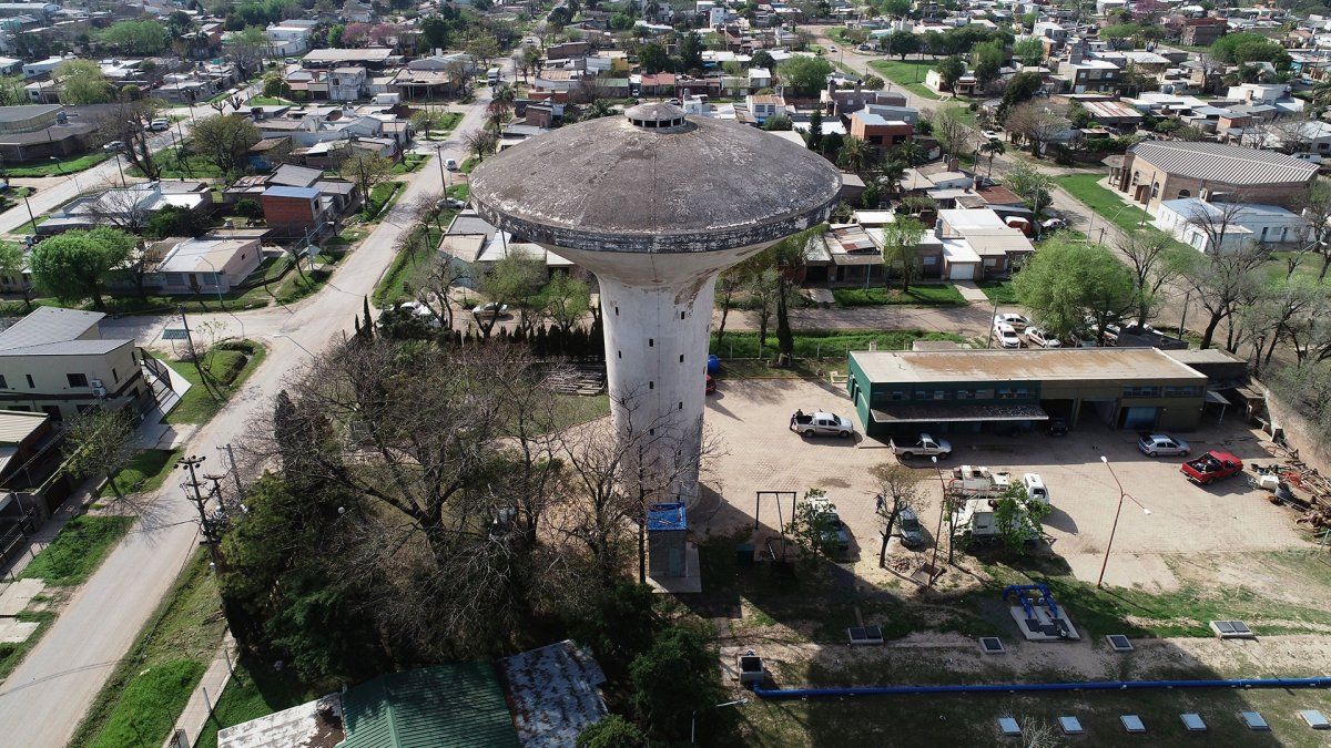 Desde el tanque de almacenamiento Central de Santo Tomé se desprenden 12.000 tomas.