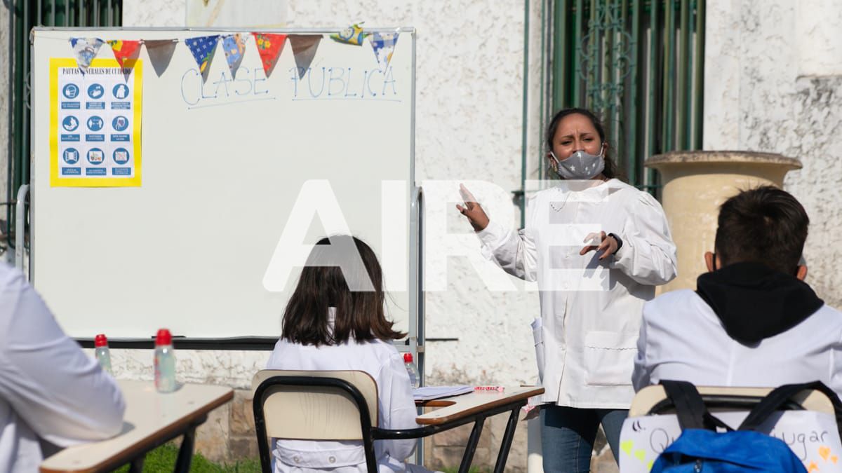 En la clase pública en la explanada de la Escuela Normal, los chicos y docentes estaban con barbijo y al aire libre.