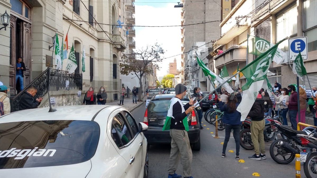 Los trabajadores de Desarrollo Social se manifestaron en una primera instancia frente al Ministerio de Salud y culminaron la protesta en Casa de Gobierno. 