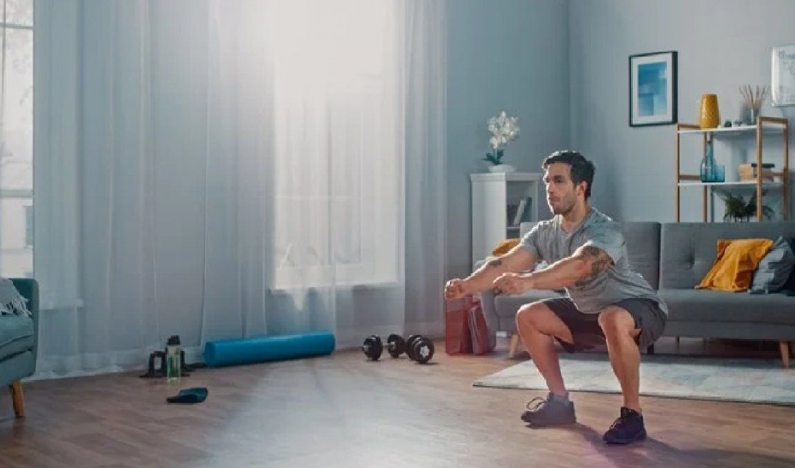 Solo cuando se tenga una buena técnica de sentadilla se puede pasar a la sentadilla copa (con sobrecarga)