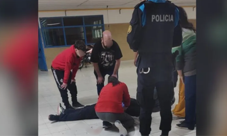salio del aula, volvio con un cuchillo, ataco a un companero en la cara y el brazo, lo dejo tirado en el piso y un dato despisto a los investigadores salio del aula, volvio con un cuchillo, ataco a un companero en la cara y el brazo, lo dejo tirado en el piso y un dato despisto a los investigadores