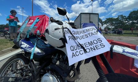 Cadetes de delivery interrumpen el tránsito sobre la ruta 168 en reclamo de seguridad Cadetes de delivery interrumpen el tránsito sobre la ruta 168 en reclamo de seguridad