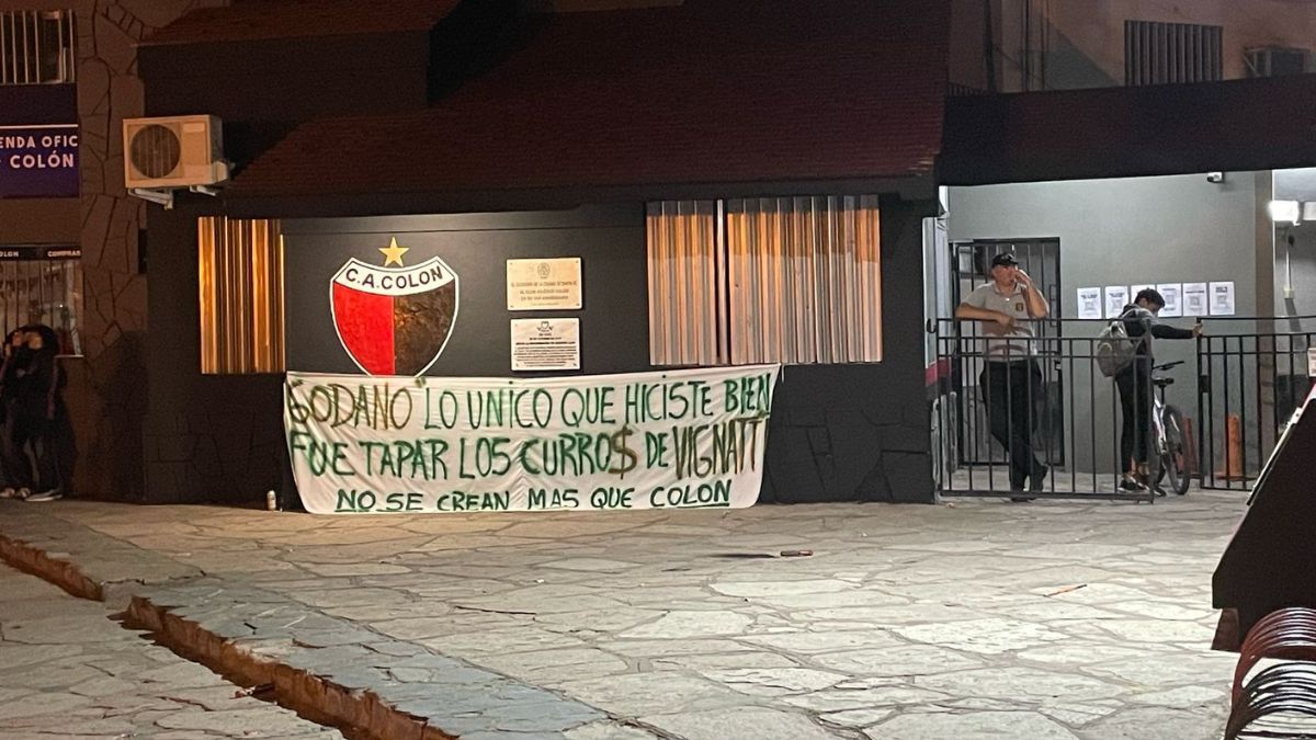 La nueva bandera que apareció en la sede de Colón.