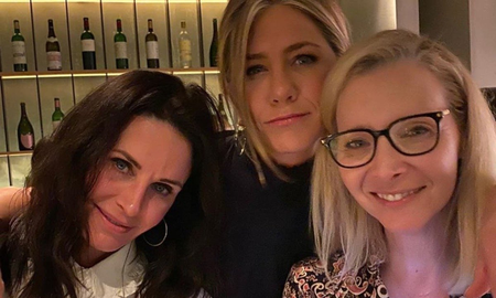 Durante la entrega de premios, Jennifer Aniston, Courtney Cox y Lisa Kudrow protagonizaron un especial momento. Durante la entrega de premios, Jennifer Aniston, Courtney Cox y Lisa Kudrow protagonizaron un especial momento.