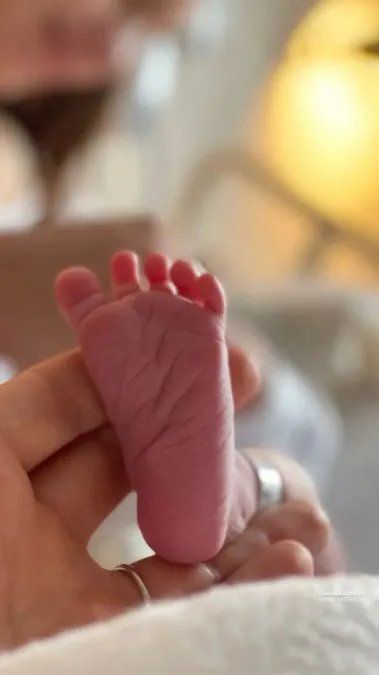 Pampita mostró las primeras fotos de la beba: es preciosa.