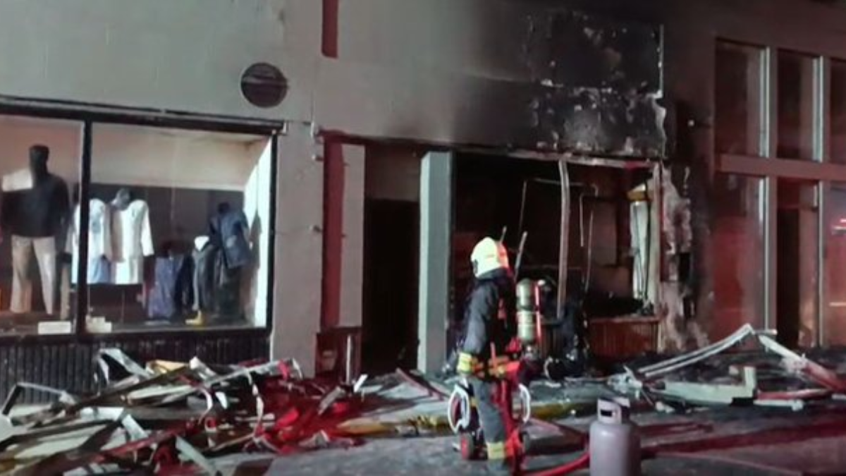 El fuego se inició en un contenedor y se extendió a un comercio