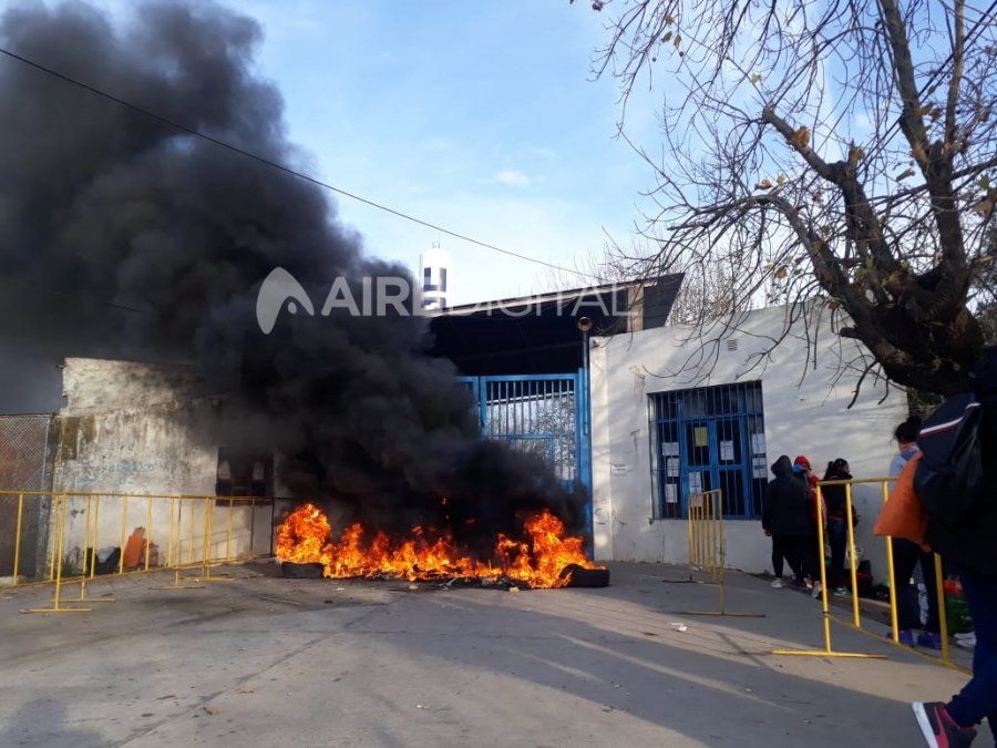 Protestas de familiares en las cárceles de las Flores y Coronda por la modalidad de las visitas