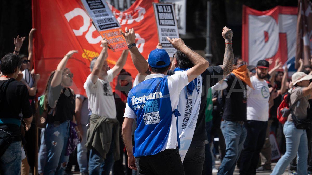 Michlig responsabilizó por lo sucedido a la diligencia de Amsafé, Festram, una parte del Justicialismo y otras fuerzas políticas. Michlig responsabilizó por lo sucedido a la diligencia de Amsafé, Festram, una parte del Justicialismo y otras fuerzas políticas.