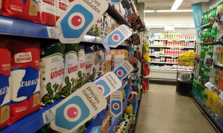 La Secretaría de Comercio negocia una canasta de 100 productos para los comercios de proximidad. La Secretaría de Comercio negocia una canasta de 100 productos para los comercios de proximidad.