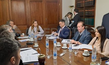 En el encuentro se resolvió citar a la jefa de los fiscales del sur provincial, María Eugenia Iribarren. Según Mai, los delitos endilgados a Edery son de gravedad institucional.El encuentro se desarrolló en la Legislatura. En el encuentro se resolvió citar a la jefa de los fiscales del sur provincial, María Eugenia Iribarren. Según Mai, los delitos endilgados a Edery son de gravedad institucional.El encuentro se desarrolló en la Legislatura.