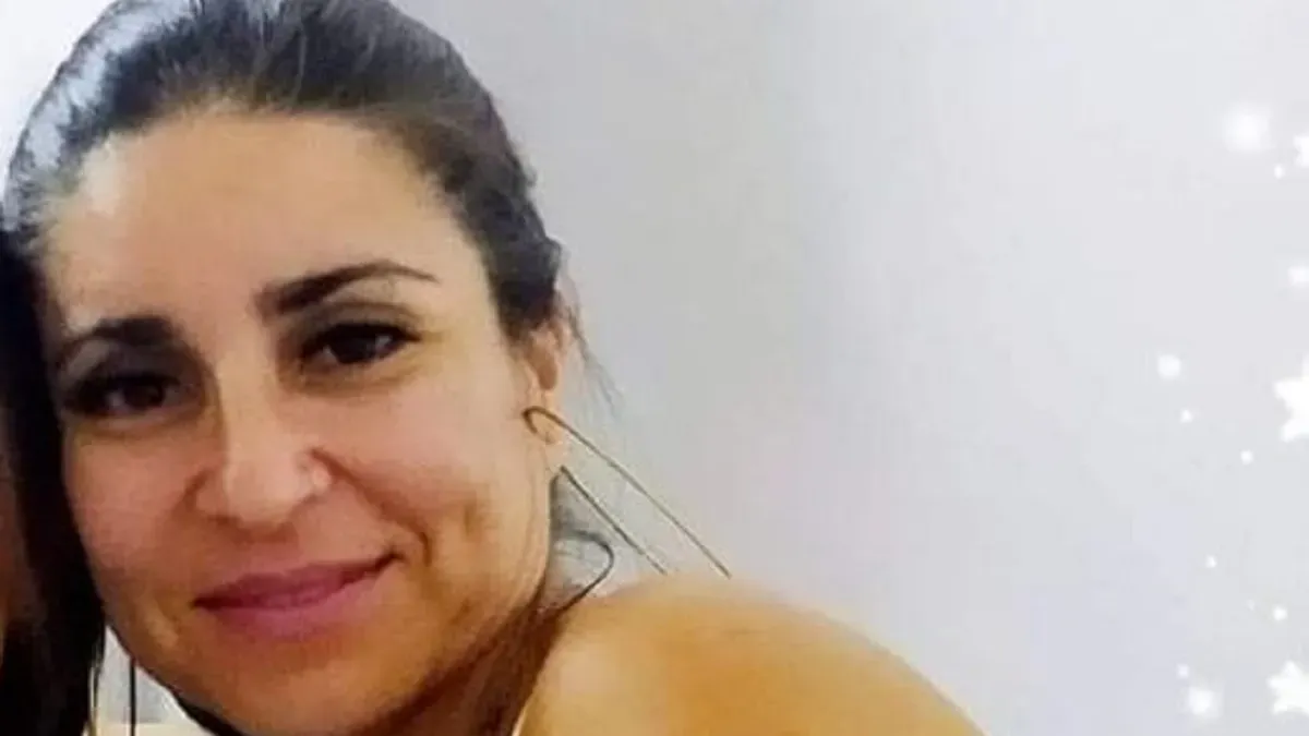 La mujer fue identificada como Ana Laura Splendore, le había dicho a su hermano que iba a comer con una amiga y la encontraron muerta en el patio de su casa.