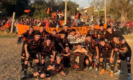 Las Flores II, que venía como líder, se recuperó de la derrota sufrida ante Los Canarios en el predio de Nery Alberto Pumpido. Las Flores II, que venía como líder, se recuperó de la derrota sufrida ante Los Canarios en el predio de Nery Alberto Pumpido.