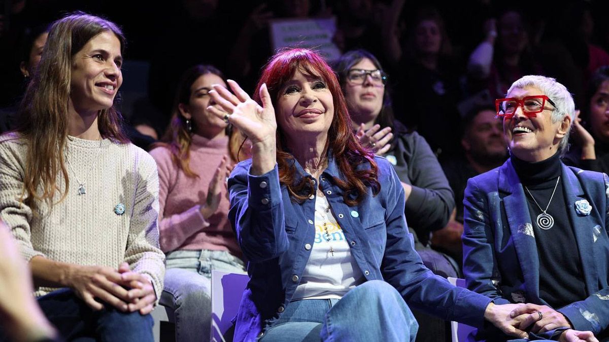 La ex presidenta Cristina Kirchner consideró este domingo que "de seguir este endeudamiento, el décimo default no es una fantasía demasiado lejana" en el país. La ex presidenta Cristina Kirchner consideró este domingo que "de seguir este endeudamiento, el décimo default no es una fantasía demasiado lejana" en el país.