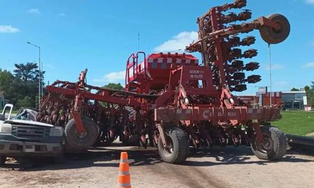impresionante accidente: una sembradora se desprendio y cayo sobre una camioneta impresionante accidente: una sembradora se desprendio y cayo sobre una camioneta