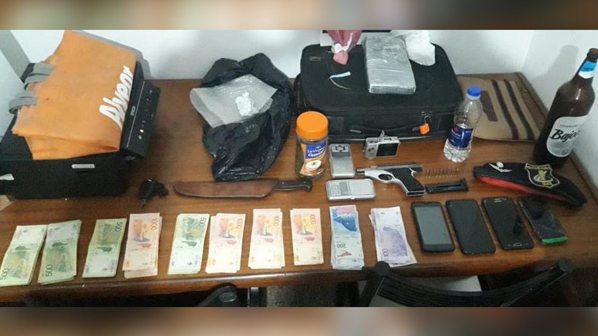 Los uniformados encontraron en el auto dos balanzas, dinero en efectivo, armas y estupefacientes