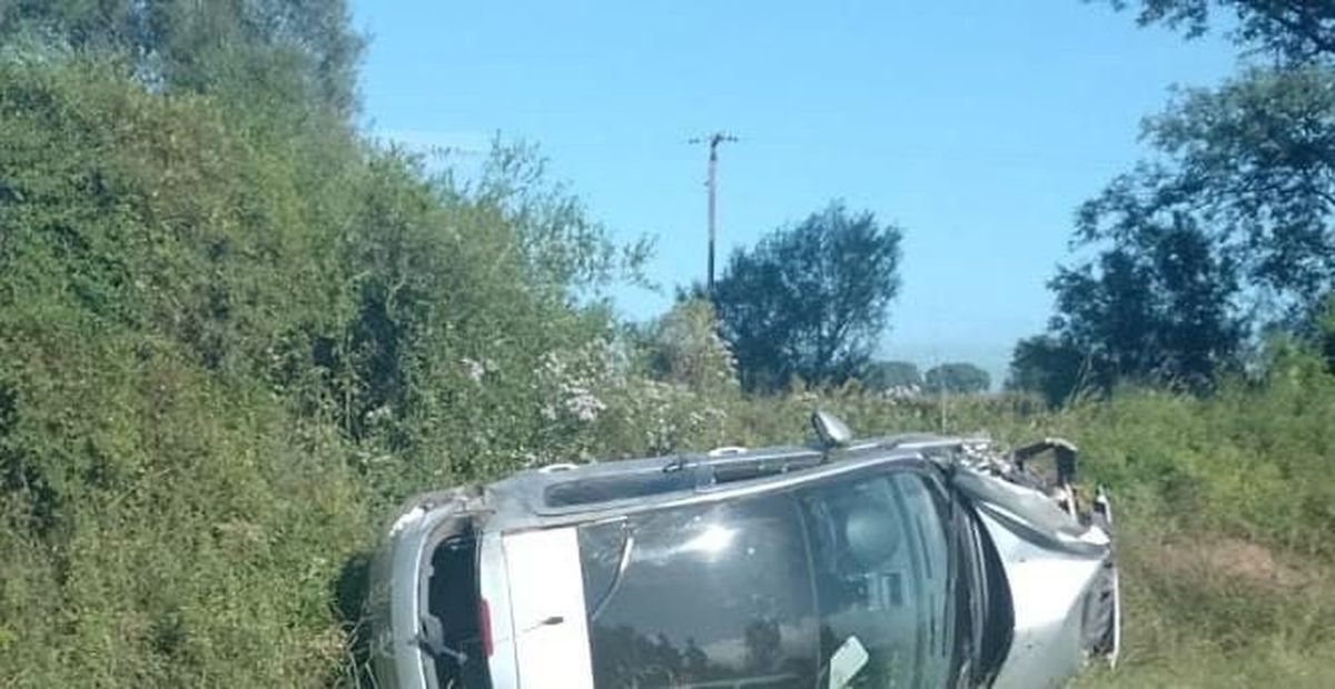 Los delincuentes volcaron el auto en su huida. Los delincuentes volcaron el auto en su huida.