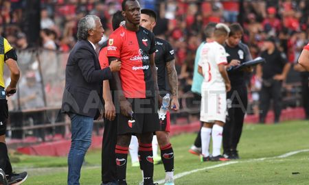 Pipo Gorosito analiza modificar la línea de cinco en Colón para recibir el lunes a Newells. Pipo Gorosito analiza modificar la línea de cinco en Colón para recibir el lunes a Newells.