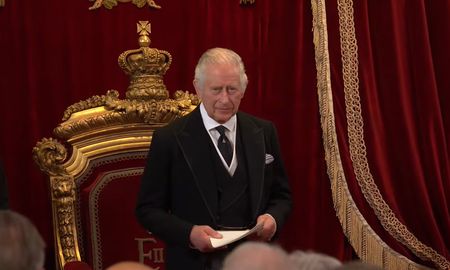 El hasta hace poco heredero de la corona británica se convirtió en soberano el jueves en el momento en que murió su madre de 96 años, El hasta hace poco heredero de la corona británica se convirtió en soberano el jueves en el momento en que murió su madre de 96 años,