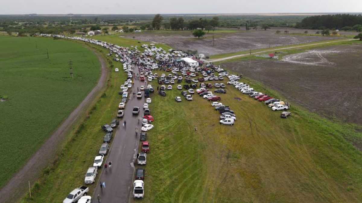 Una caravana de productores rurales y vecinos se reunieron en las afueras de la estancia Casa Nueva para reclamar por el derecho a la propiedad privada.
