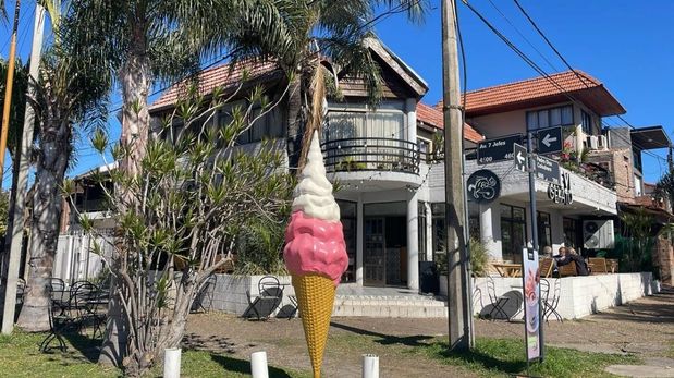 Los delincuentes ingresaron a la heladería tradicional de la Costanera durante la madrugada y se llevaron tortas heladas y electrodomésticos.