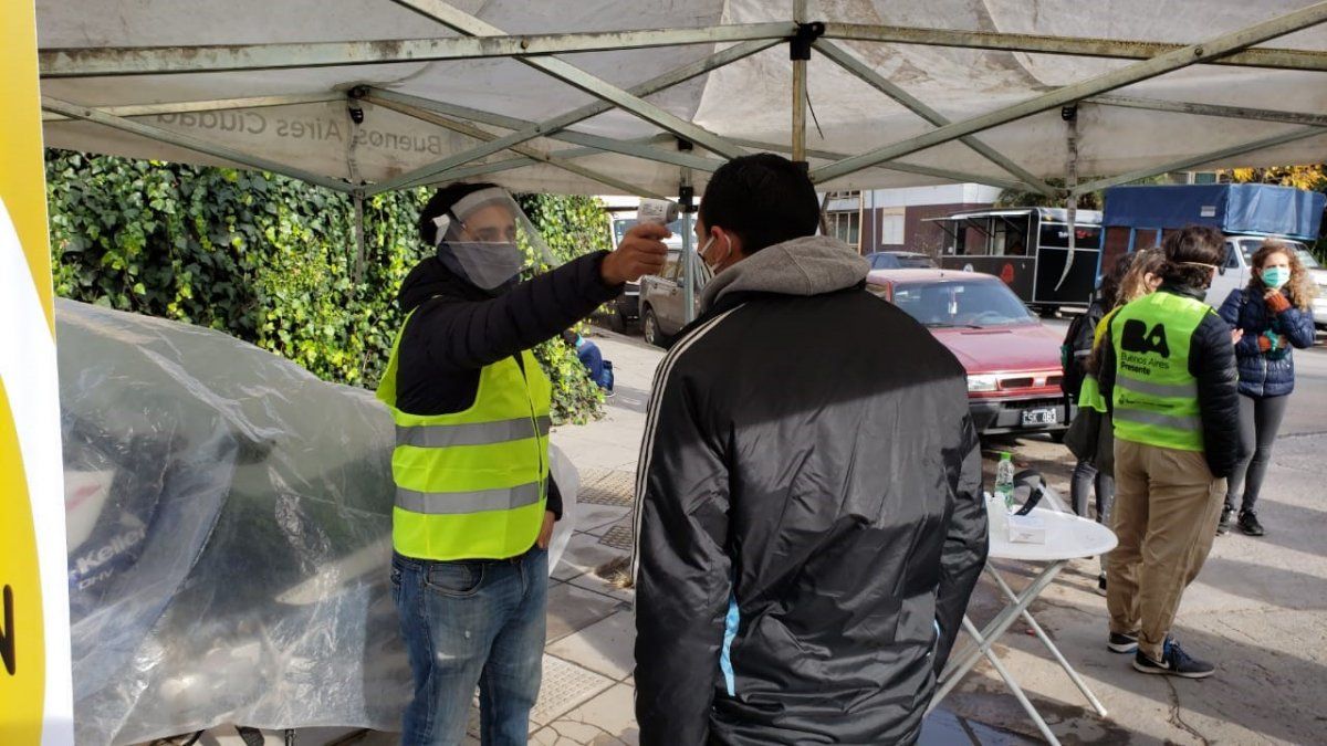 Estos tres síntomas se suman a los de fiebre de 37.5 Cº o más