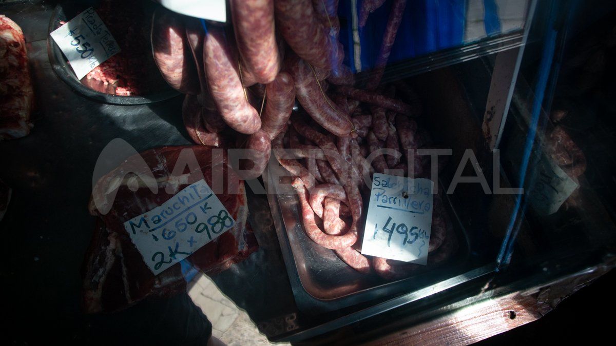 Todos los días las carniceras preparan sus vidrieras y mostradores con la mejor mercadería.