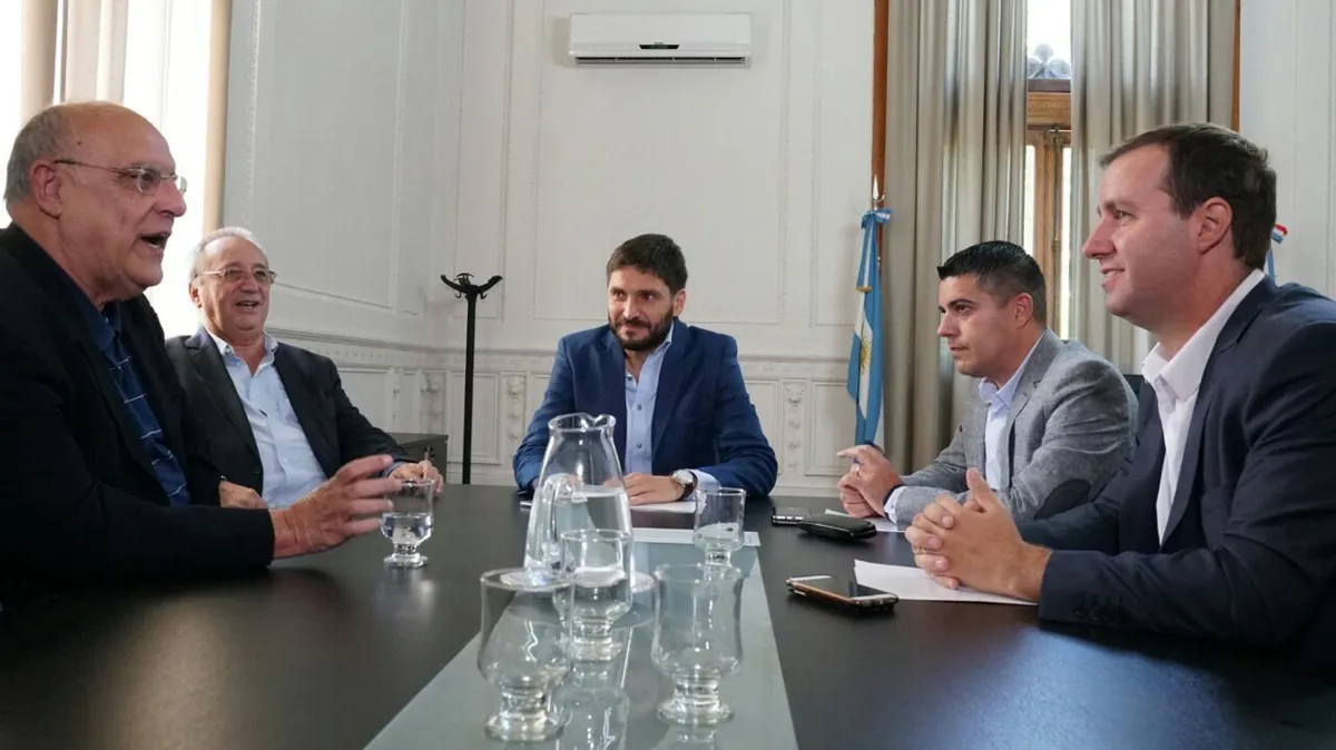 El ministro de Seguridad de la provincia, Maximiliano Pullaro, con los presidentes de Rosario Central, Raúl Broglia; y Newell's, Eduardo Bermúdez, previo a un clásico rosarino. El ministro de Seguridad de la provincia, Maximiliano Pullaro, con los presidentes de Rosario Central, Raúl Broglia; y Newell's, Eduardo Bermúdez, previo a un clásico rosarino.