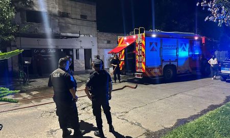 Un incendio en barrio Centenario generó momentos de tensión este miércoles por la noche en la ciudad de Santa Fe. Un incendio en barrio Centenario generó momentos de tensión este miércoles por la noche en la ciudad de Santa Fe.