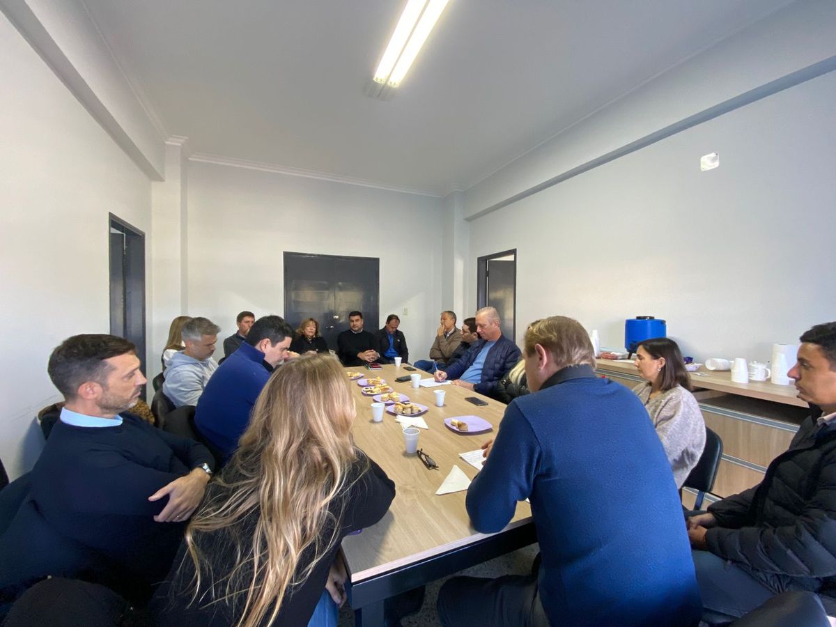 Una de las discusiones internas dentro del PJ santafesino gira en torno a la representaci&oacute;n y el funcionamiento de la mesa pol&iacute;tica del partido. En particular, sectores vinculados al exgobernador Omar Perotti reclaman una mayor democratizaci&oacute;n de la estructura partidaria y cuestionan la actual composici&oacute;n de los apoderados.