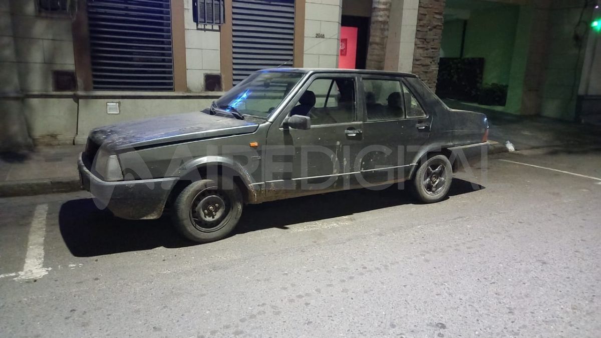 En Crespo 2900 encontraron el auto sin la batería.