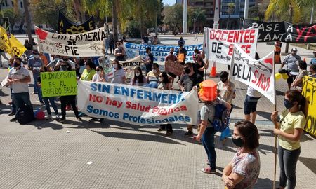 Alrededor de 200 personas se concentraron a las 14 de este viernes frente a la Casa Gris. Alrededor de 200 personas se concentraron a las 14 de este viernes frente a la Casa Gris.
